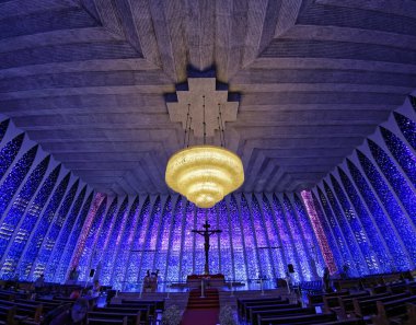 Brasilia, Brezilya - 27 Ağustos 2018: Dom Bosco Sığınak İçişleri - Brasilia, Distrito, tapınağın tavanında asılı kristal avize
