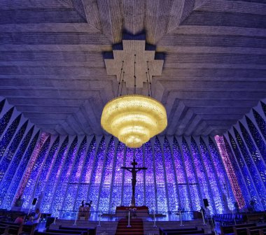 Brasilia, Brezilya - 27 Ağustos 2018: Dom Bosco Sığınak İçişleri - Brasilia, Distrito, tapınağın tavanında asılı kristal avize