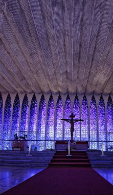 Brasilia, Brezilya - 27 Ağustos 2018: Dom Bosco Sığınak İçi - Brasilia, Distrito, mor ve mavi renkler kilisenin iç kısımlarında Dom Bosco