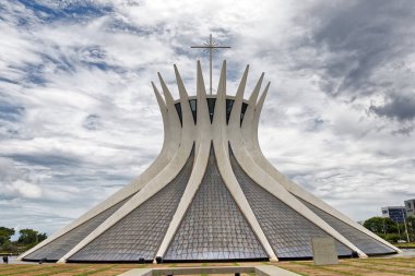 Brezilya 'nın Brasilia şehrinde kolonları ve vitray pencereleri olan modern kilise Nossa Senhora Aparecida tasarımı