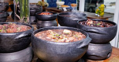 Bir sürü lezzetli yemek, konserve et ve ızgara sebzeli beyaz pirinç.