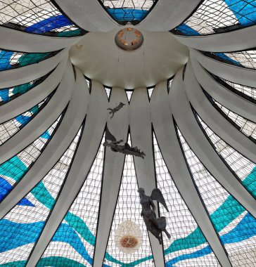 Brezilya 'nın Brasilia kentindeki Nossa Senhora Aparecida' nın Metropolitan Katedrali 'nde asılı melek heykelleri olan renkli camlı tavan.