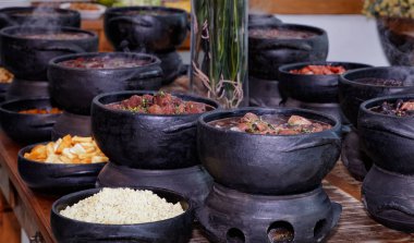 Kızarmış et ve ızgara sebzeli beyaz pilav ile bir sürü lezzetli yemek.