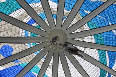 Brezilya 'nın Brasilia şehrinde Metropolitana Katedrali' nde renkli cam pencereli melek heykelleri asılıydı.