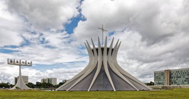 Brezilya 'nın Brasilia şehrinde sütunları ve vitray pencereleri olan beton kilise tasarımı Nossa Sinyora Aparecida