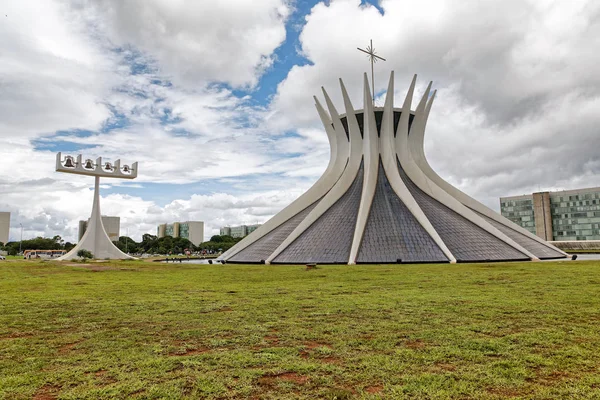 Brezilya 'nın Brasilia şehrinde sütunları ve vitray pencereleri olan beton kilise tasarımı Nossa Sinyora Aparecida