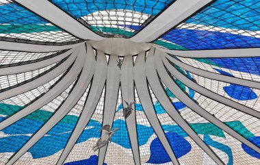 Brezilya 'nın Brasilia kentindeki Nossa Senhora Aparecida Metropolitan Katedrali' nde boyalı cam pencereli ve asılı bir melek heykeli.