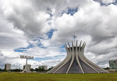 Brezilya 'nın Brasilia şehrinde sütunları ve vitray pencereleri olan beton kilise tasarımı Nossa Sinyora Aparecida