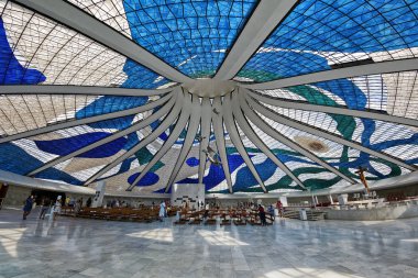 Brezilya, Brezilya 'daki Nossa Senyora Aparecida Metropolitan Katedrali' ne insanlar geliyor.
