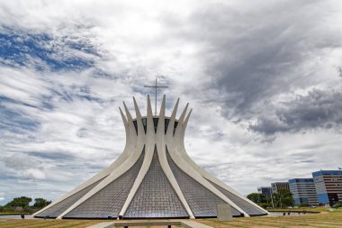 Brezilya 'nın Brasilia şehrinde kolonları ve vitray pencereleri olan modern kilise Nossa Senhora Aparecida tasarımı