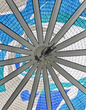 Brezilya 'nın Brasilia şehrinde Metropolitana Katedrali' nde renkli cam pencereli melek heykelleri asılıydı.