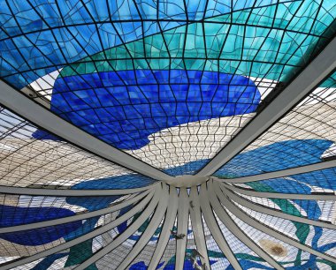 Brezilya 'nın Brasilia kentindeki Nossa Senhora Aparecida kilisesinde vitray camlar ve melek heykelleri.