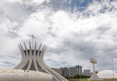 Brezilya 'nın Brasilia şehrinde çan kulesi olan Nossa Senhora Aparecida Katedrali modern mimari binası.