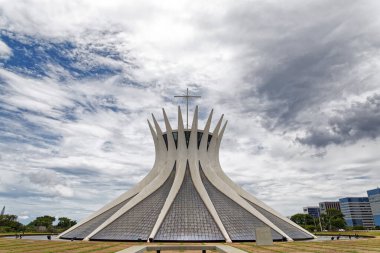 Brezilya 'nın Brasilia şehrinde kolonları ve vitray pencereleri olan modern kilise Nossa Senhora Aparecida tasarımı