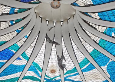 Brezilya 'nın Brasilia kentindeki Nossa Senhora Aparecida' nın Metropolitan Katedrali 'nde asılı melek heykelleri olan renkli camlı tavan.