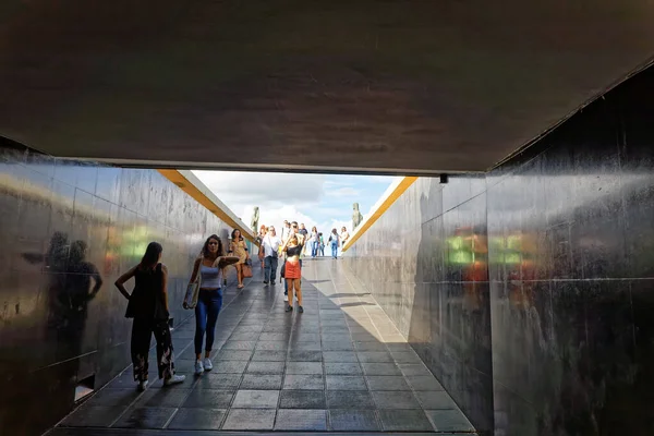 Personas Que Atraviesan Túnel Hacia Catedral Metropolitana Nossa Senhora Aparecida — Foto de Stock