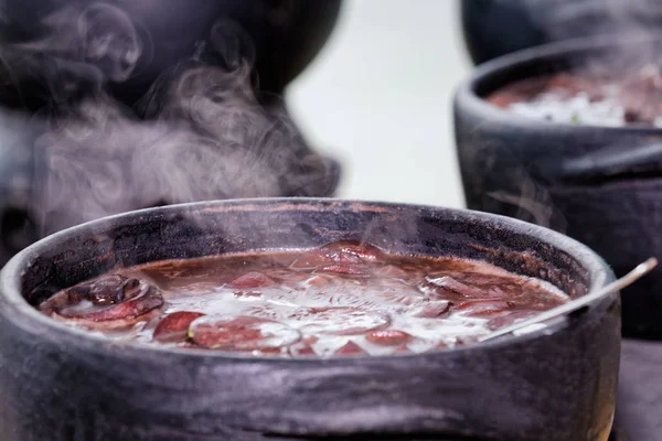 Siyah Kil Tabaklarda Sebze Çorbasıyla Birlikte Kebabını Yakın — Stok fotoğraf