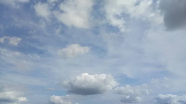 하늘에 떠 있는 구름의 모습 — 스톡 사진