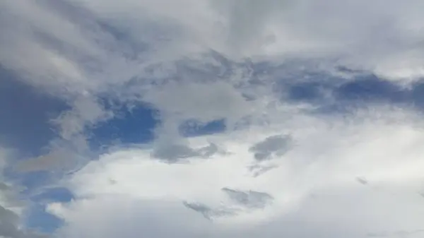 Immagine delle nuvole nel tempo del giorno del cielo — Foto Stock