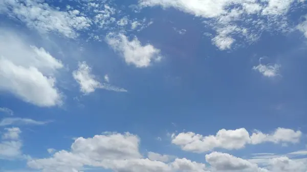 Imagem de nuvens na hora do dia do céu — Fotografia de Stock