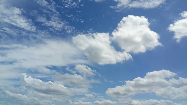 Immagine delle nuvole nel tempo del giorno del cielo — Foto Stock