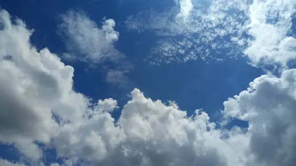 Imagen de nubes en el cielo Tiempo del día — Foto de Stock