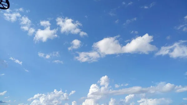 Immagine delle nuvole nel tempo del giorno del cielo — Foto Stock