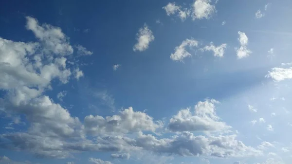 Изображение облаков в небе день времени — стоковое фото