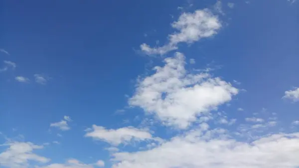 Immagine delle nuvole nel tempo del giorno del cielo — Foto Stock