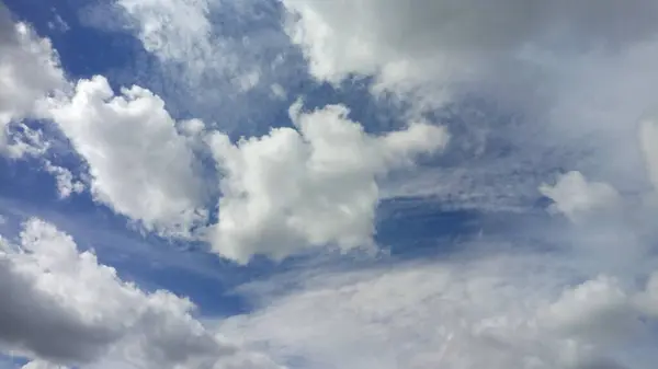 Изображение облаков в небе день времени — стоковое фото