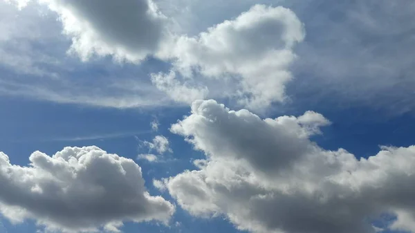 Imagem de nuvens na hora do dia do céu Fotografia De Stock