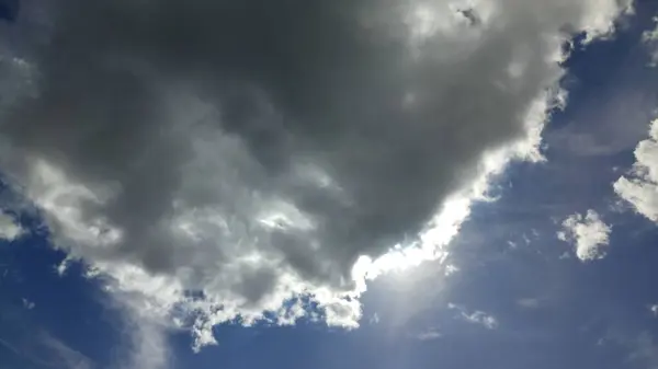 Immagine delle nuvole nel tempo del giorno del cielo — Foto Stock