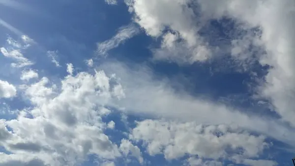 Imagem de nuvens na hora do dia do céu — Fotografia de Stock