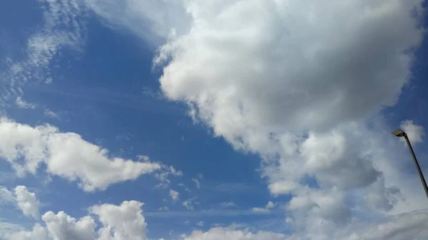 Imagem de nuvens na hora do dia do céu — Fotografia de Stock