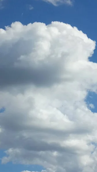 Immagine delle nuvole nel tempo del giorno del cielo — Foto Stock