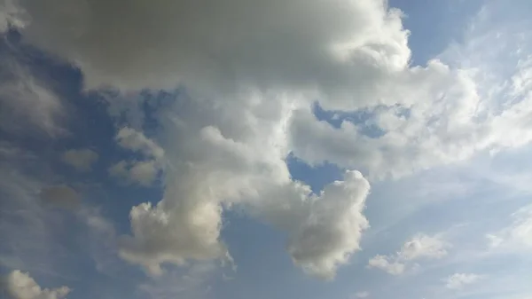 Imagem de nuvens na hora do dia do céu — Fotografia de Stock