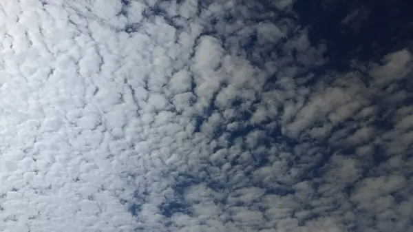 Imagem de nuvens na hora do dia do céu — Fotografia de Stock