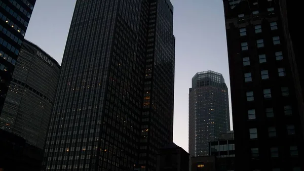 New York City Tall Buildings 's nachts Rechtenvrije Stockfoto's