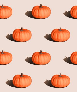 Pastel pürüzsüz arka plan, sert ışıklı balkabağı