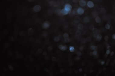 Bokeh odaklanmış ışıklarla koyu soyut arkaplan