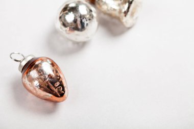 Noel oyuncaklarıyla arka plan, kartpostallar, reklamlar, el ilanları, mesajlar için yer