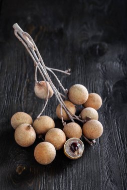 grup Longan meyveleri koyu arkaplanda