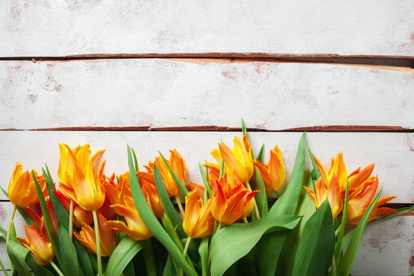 Rustykalna ramka tła z pomarańczowymi tulipanami frotte. — Zdjęcie stockowe