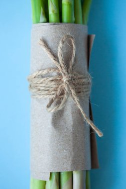 Mavi arka planda bir sürü taze yeşil kuşkonmaz.