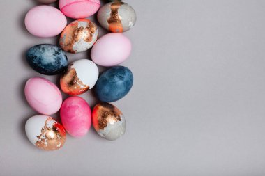 Çok renkli yumurtalardan oluşan geniş bir şerit. Paskalya minimalist kavramı, metin için yer