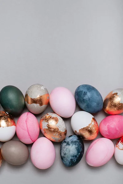 Szeroki pas wielu kolorowych jaj. Wielkanocna koncepcja minimalistyczna, miejsce na tekst — Zdjęcie stockowe