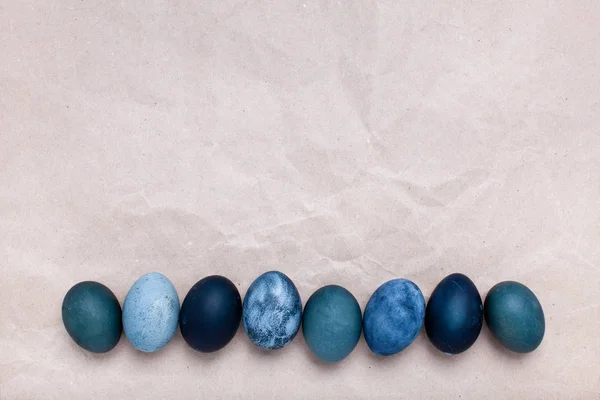 Minimalistische achtergrond. Gouden eieren zijn gerangschikt in een rechte lijn — Stockfoto