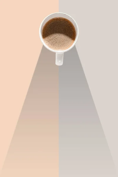 Widok z góry filiżanki kawy z opadającym cieniem na całym tle — Zdjęcie stockowe