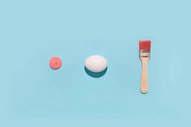 Yumurtaları boyamak için hazırlanmış iş yeri. Modern Paskalya konsepti.