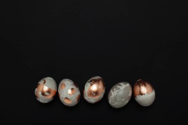 Altın yumurtalı minimal siyah arkaplan